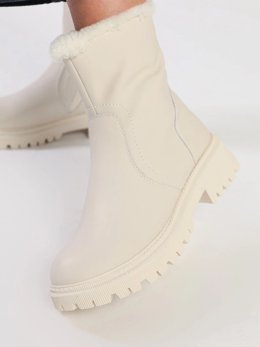 Ботинки белого цвета с меховой оторочкой